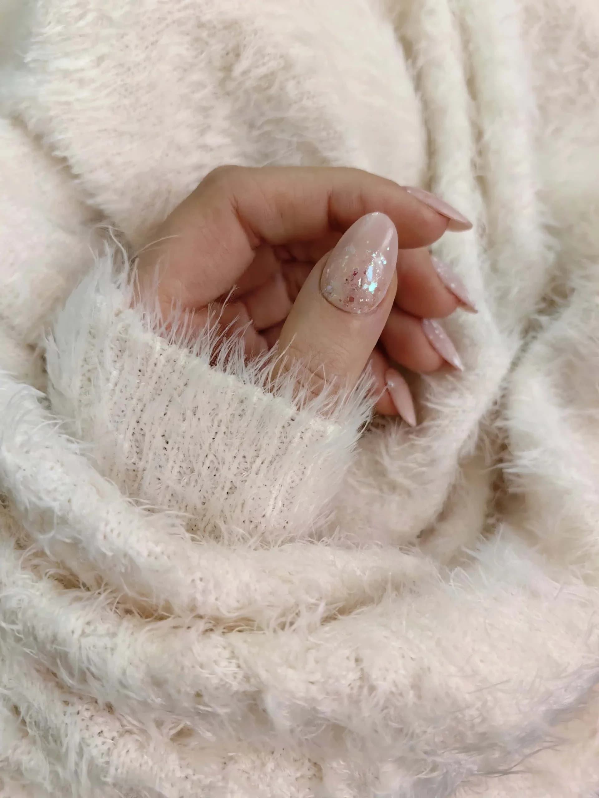 ناخن مصنوعی کوتاه مدل برق و شاین رنگ بیس کرمی راسا – RSN0265 — تصویر ۳