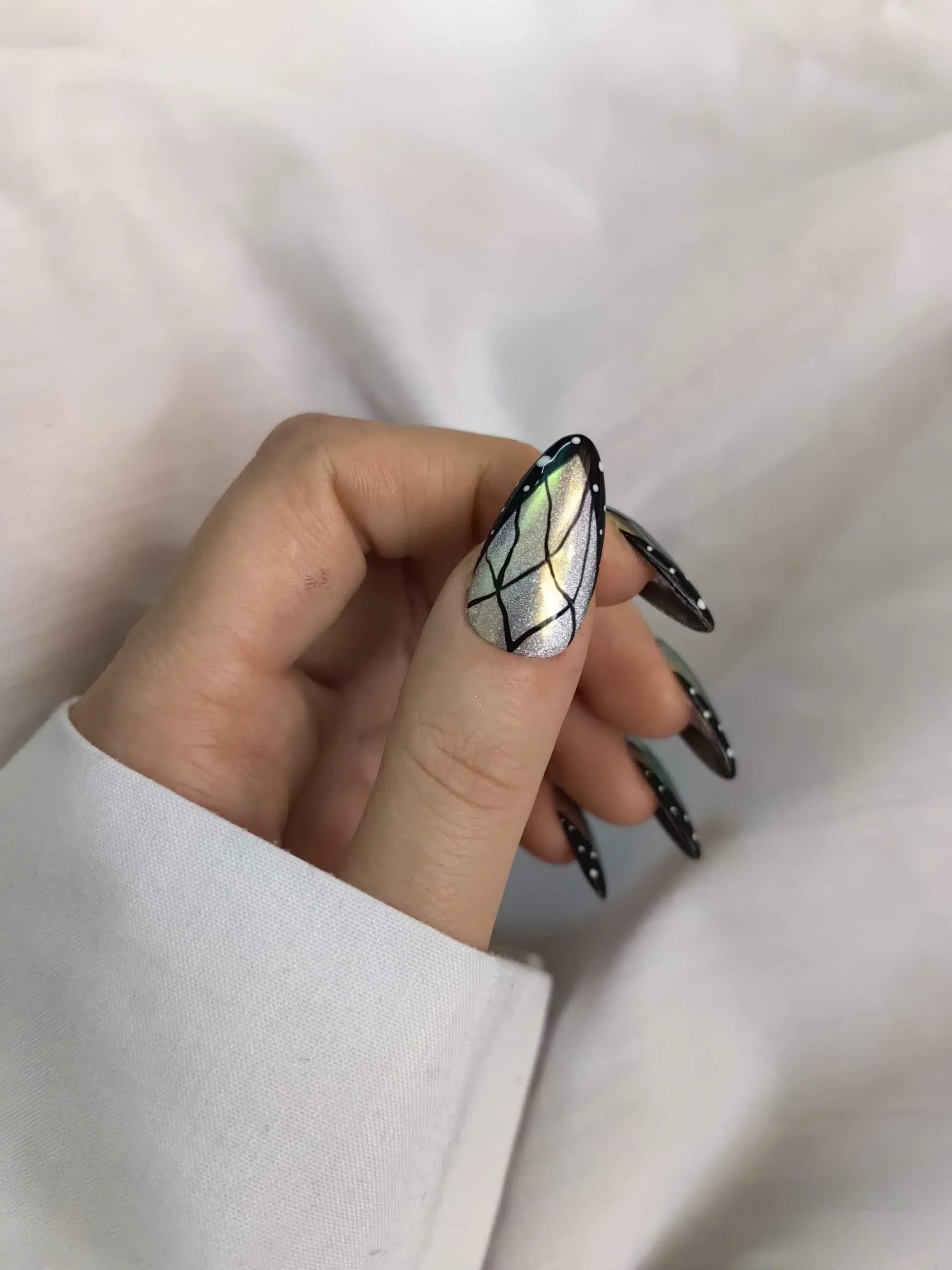 ناخن مصنوعی فرنچ مشکی مدل کروم طرح بال مگسی راسا – RSN0261 — تصویر ۳