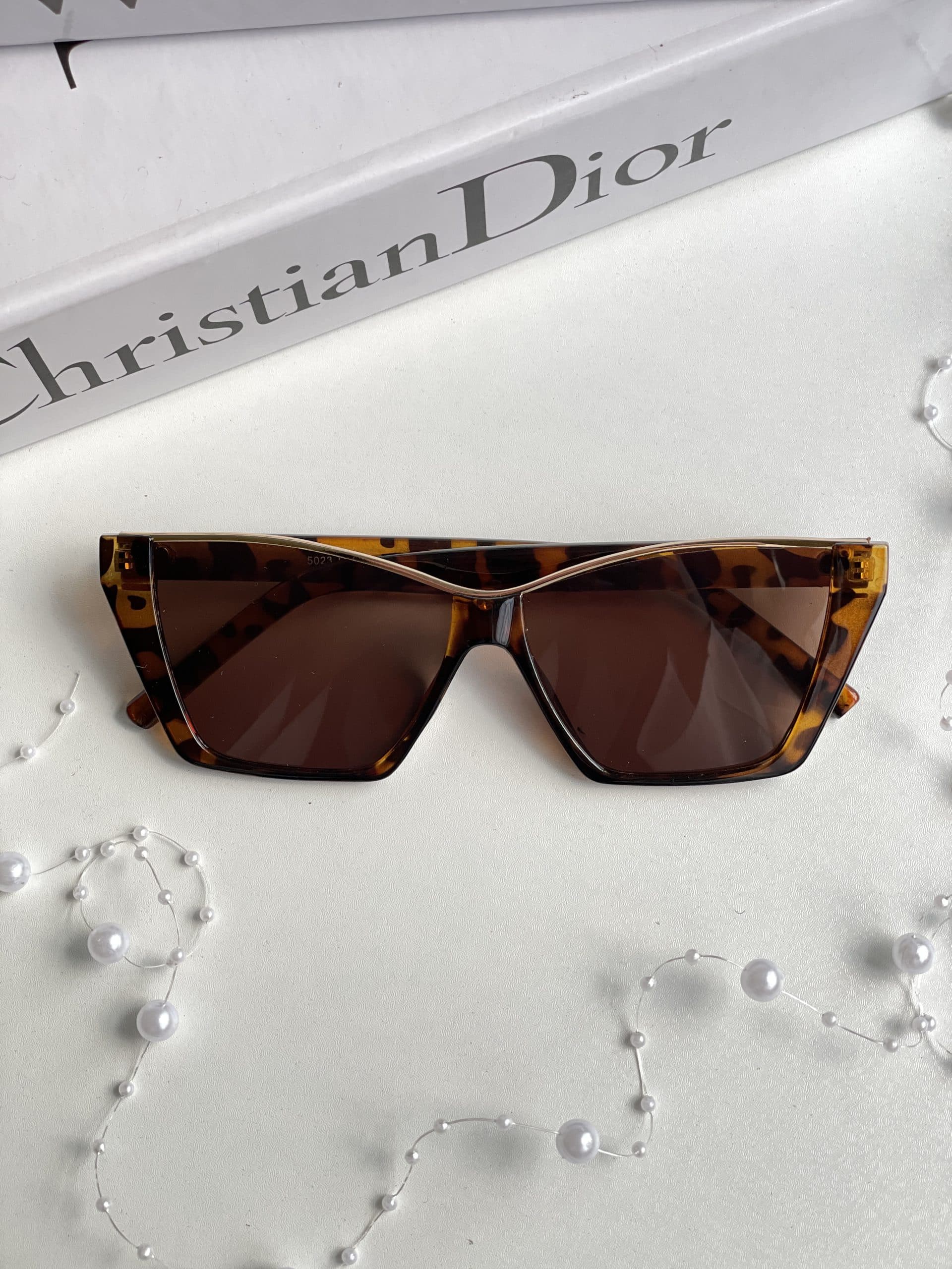 عینک افتابی برند dior قهوه ای ترند دخترانه زنانه یووی۴۰۰