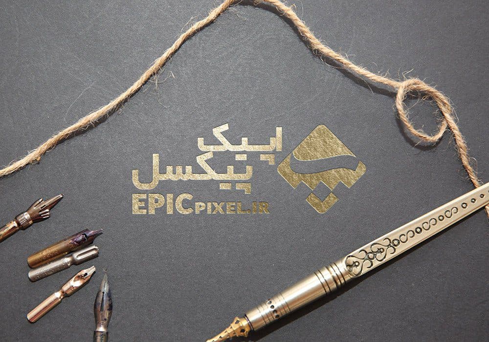 موکاپ لوگو طلایی شیک با قلم فلزی طلایی روی زمین — تصویر ۲
