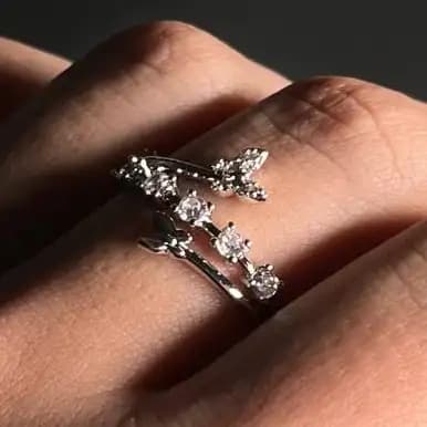 انگشتر زنانه و دخترانه جواهری طرح پروانه ای رنگ نقره ای ضد حساسیت رنگ ثابت فری سایز کد atk