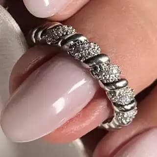 انگشتر زنانه و دخترانه جواهری طرح پیچ خورده رنگ نقره ای ضد حساسیت رنگ کاملا ثابت کد atk