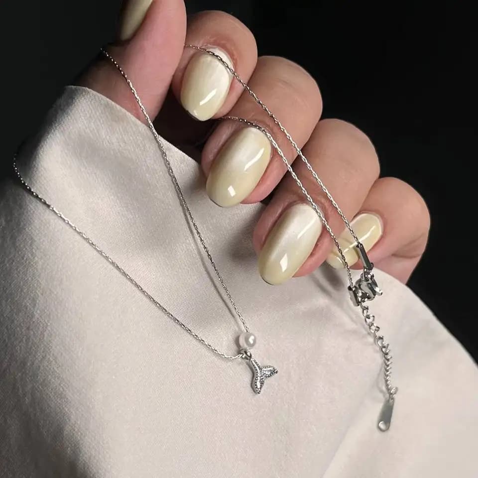 گردنبند و آویز زنانه جواهری طرح آویز دم نهنگ و تک مروارید همراه زنجیر گندمی ضد حساسیت رنگ ثابت کد atk — تصویر ۲