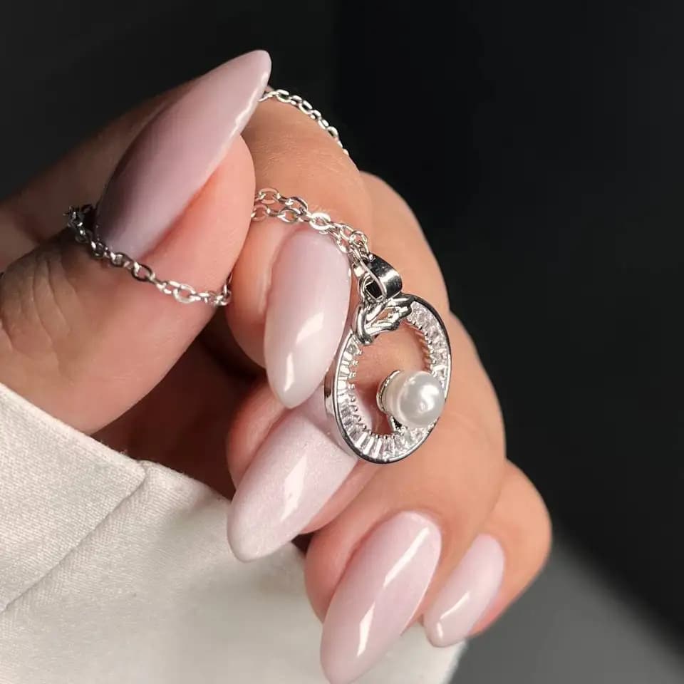 گردنبند و آویز زنانه جواهری طرح حلقه دور نگین کاری و تک مروارید رنگ نقره ای ضد حساسیت رنگ کاملا ثابت کد atk — تصویر ۲