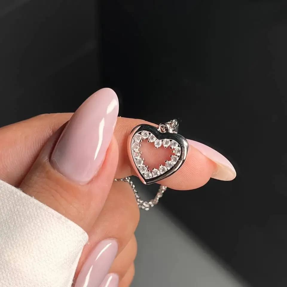 گردنبند و آویز زنانه جواهری طرح قلب دور نگین سفید رنگ نقره ای ضد حساسیت رنگ کاملا ثابت کد atk — تصویر ۲