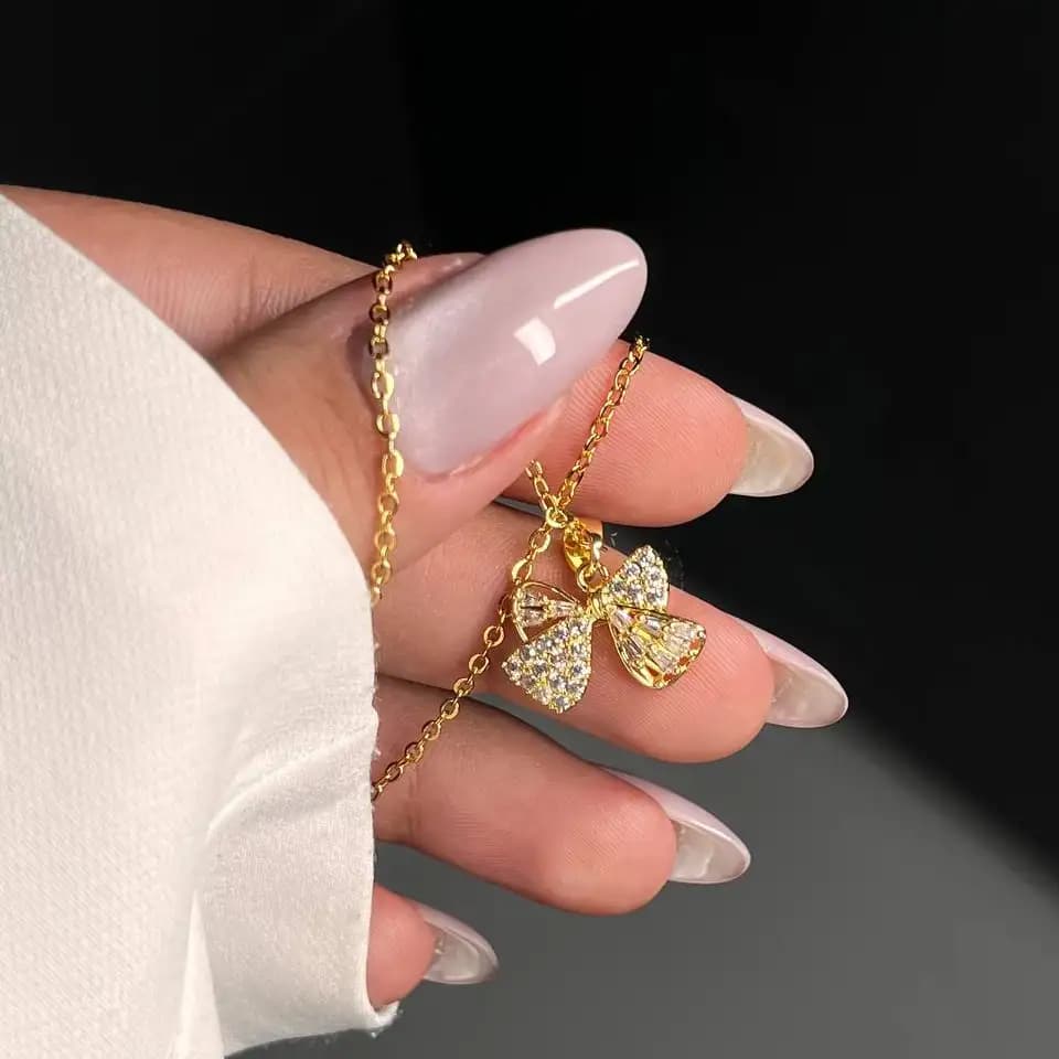 گردنبند و آویز زنانه جواهری طرح آویز پاپیون نگین دار ضد حساسیت رنگ کاملا ثابت کد atk — تصویر ۲