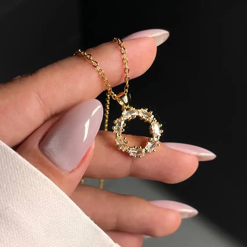 گردنبند و آویز زنانه جواهری طرح حلقه ای نگین کاری رنگ طلایی ضد حساسیت رنگ کاملا ثابت کد atk — تصویر ۲