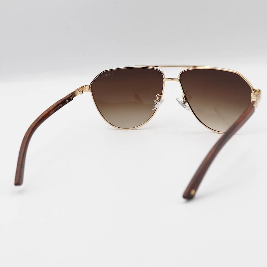 عینک آفتابی CARTIER با فریم شکل خلبانی، رنگ طلایی، دسته طرح چوبی و لنز قهوه‌ای هایلایت مدل P1002 — تصویر ۴