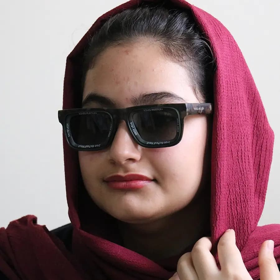 عینک آفتابی لویی ویتون با فریم مستطیلی شکل، رنگ مشکی مات و لنز دودی تیره مدل 7782 — تصویر ۲