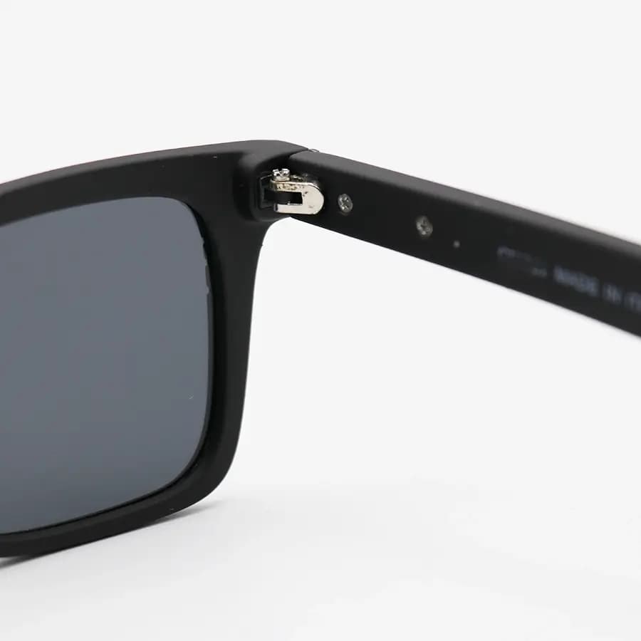 عینک آفتابی Gucci با فریم رنگ مشکی مات، شکل مربعی و لنز دودی تیره و پلاریزه مدل P7123 — تصویر ۵