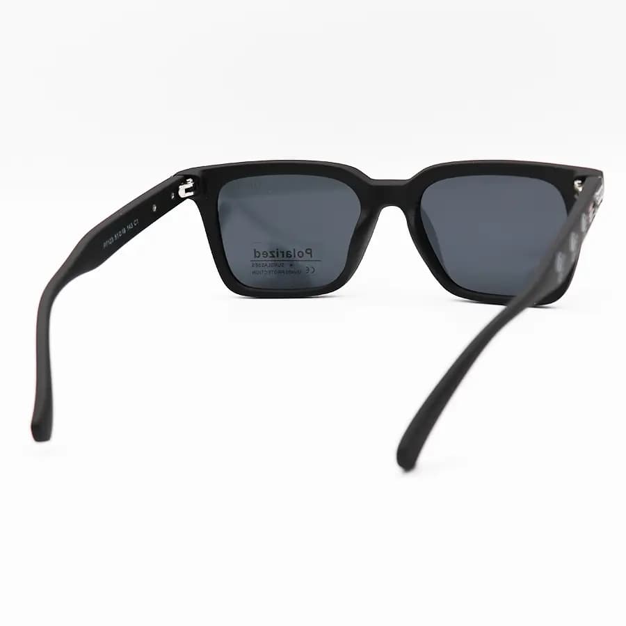 عینک آفتابی Gucci با فریم رنگ مشکی مات، شکل مربعی و لنز دودی تیره و پلاریزه مدل P7123 — تصویر ۴