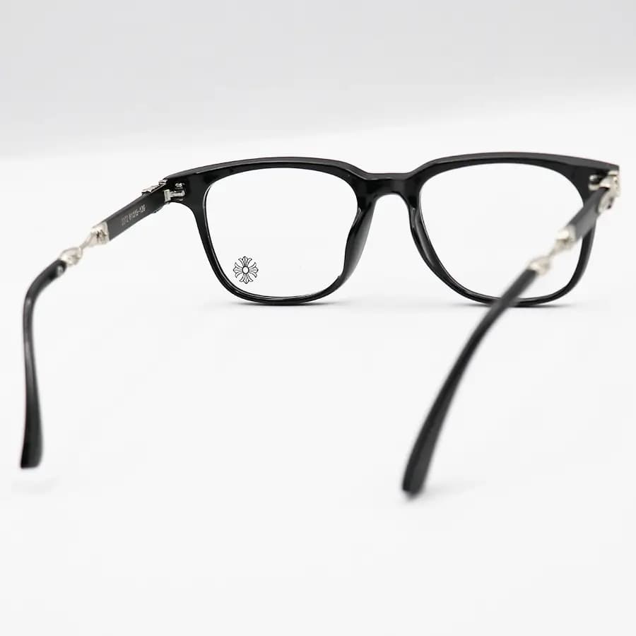 عینک Chrome Hearts با فریم مربعی شکل، رنگ مشکی براق و لنز بی‌رنگ (شفاف) و بلوکات مدل 2272 — تصویر ۴