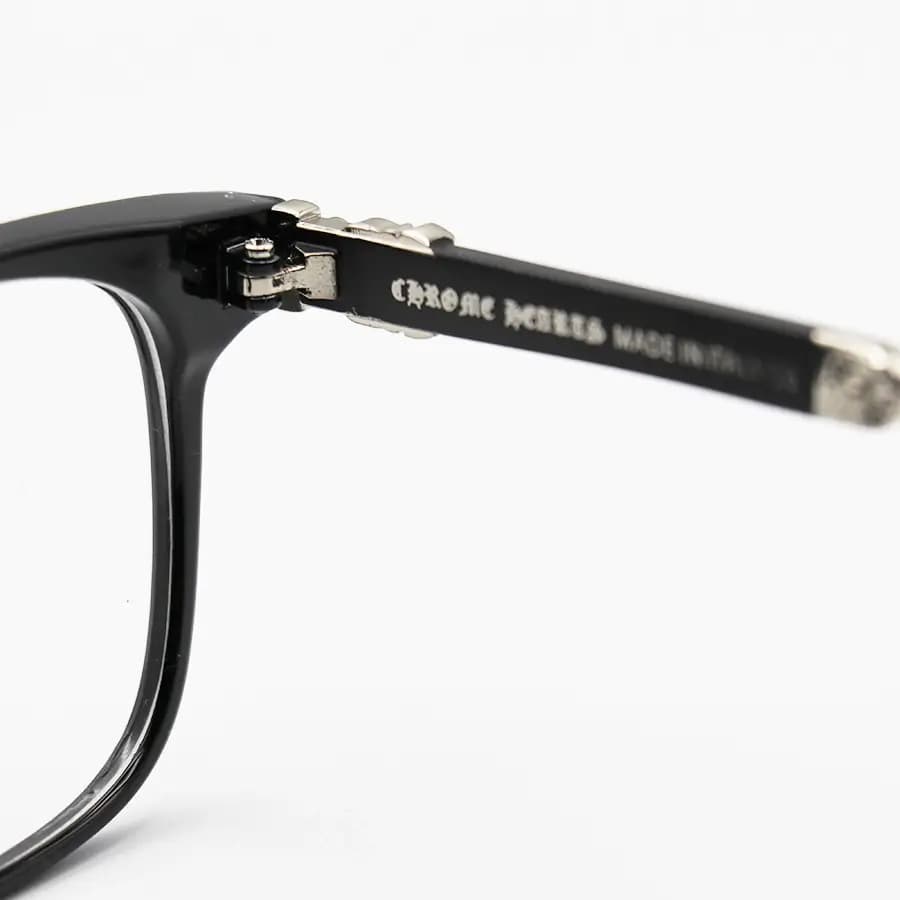عینک Chrome Hearts با فریم مربعی شکل، رنگ مشکی براق و لنز بی‌رنگ (شفاف) و بلوکات مدل 2272 — تصویر ۵
