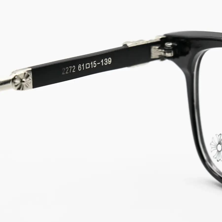 عینک Chrome Hearts با فریم مربعی شکل، رنگ مشکی براق و لنز بی‌رنگ (شفاف) و بلوکات مدل 2272 — تصویر ۷