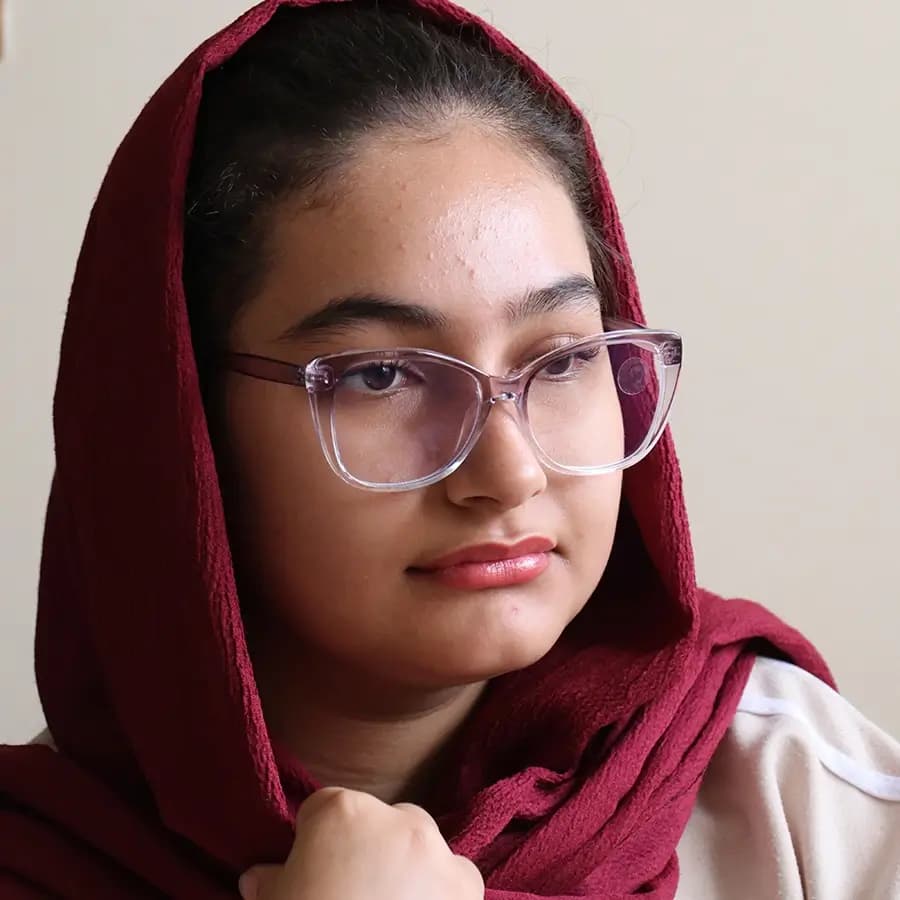 عینک زنانه با فریم قهوه‌ای رنگ، شکل چشم گربه‌ای، از جنس کائوچو و لنز بلوکات مدل 20388 — تصویر ۸