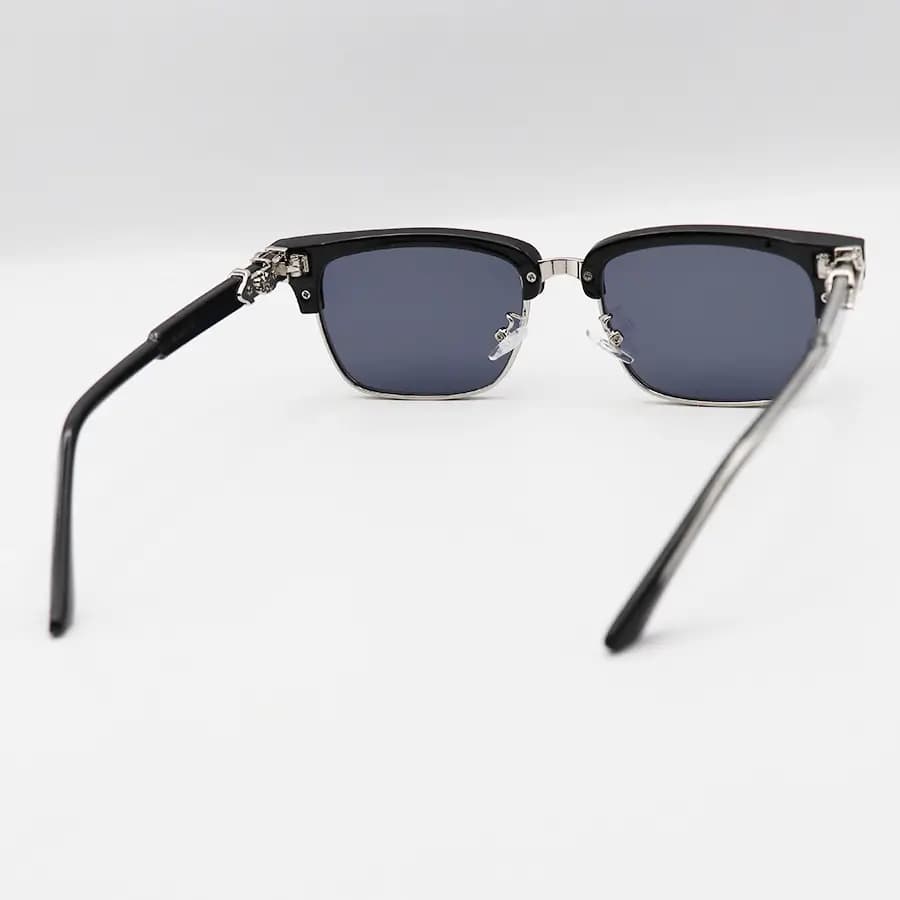 عینک آفتابی Chrome Hearts با فریم کلاب مستر، رنگ مشکی و نقره‌ای، دسته سیم‌دار و لنز دودی تیره مدل 8010 — تصویر ۴