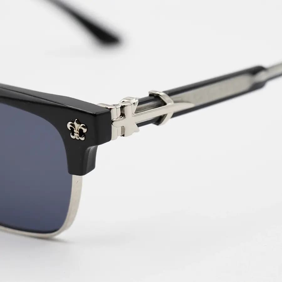 عینک آفتابی Chrome Hearts با فریم کلاب مستر، رنگ مشکی و نقره‌ای، دسته سیم‌دار و لنز دودی تیره مدل 8010 — تصویر ۶