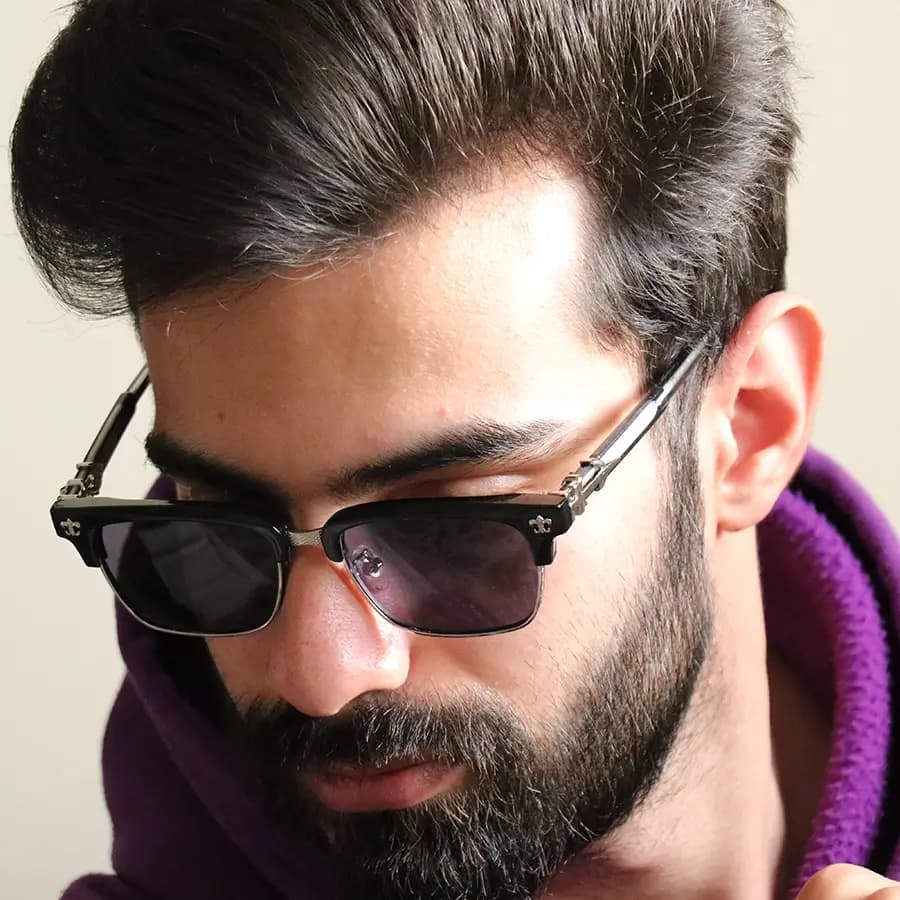 عینک آفتابی Chrome Hearts با فریم کلاب مستر، رنگ مشکی و نقره‌ای، دسته سیم‌دار و لنز دودی تیره مدل 8010 — تصویر ۲