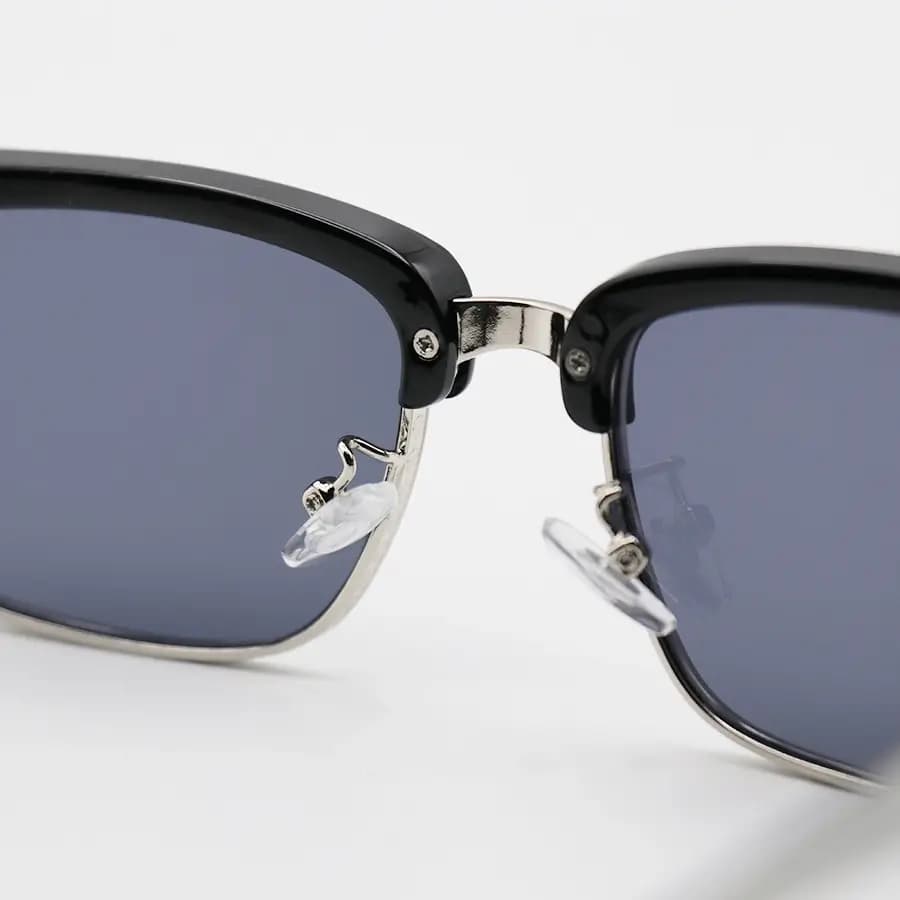 عینک آفتابی Chrome Hearts با فریم کلاب مستر، رنگ مشکی و نقره‌ای، دسته سیم‌دار و لنز دودی تیره مدل 8010 — تصویر ۸