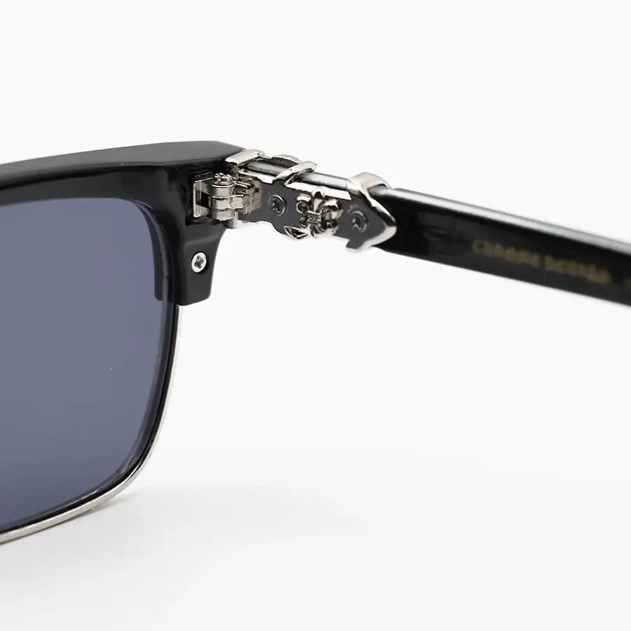عینک آفتابی Chrome Hearts با فریم کلاب مستر، رنگ مشکی و نقره‌ای، دسته سیم‌دار و لنز دودی تیره مدل 8010 — تصویر ۵