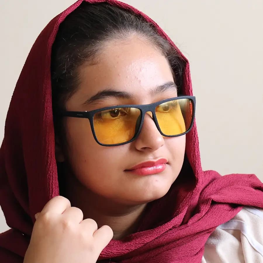 عینک دید در شب OGA MOREL با فریم مشکی رنگ، شکل ویفرر و بیس‌دار و لنز زرد رنگ مدل 7902 — تصویر ۲