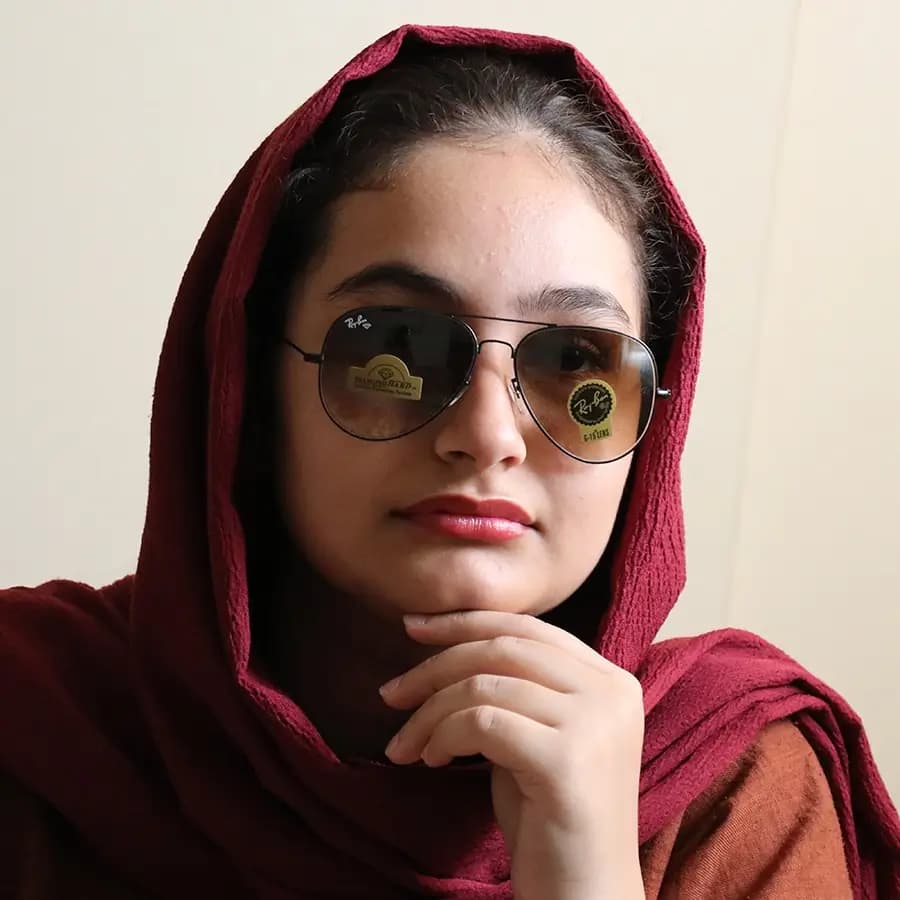 عینک آفتابی Ray-Ban با فریم خلبانی، رنگ طلایی، لنز سنگ و رنگ سبز سایه روشن مدل RB3026 HQ — تصویر ۸