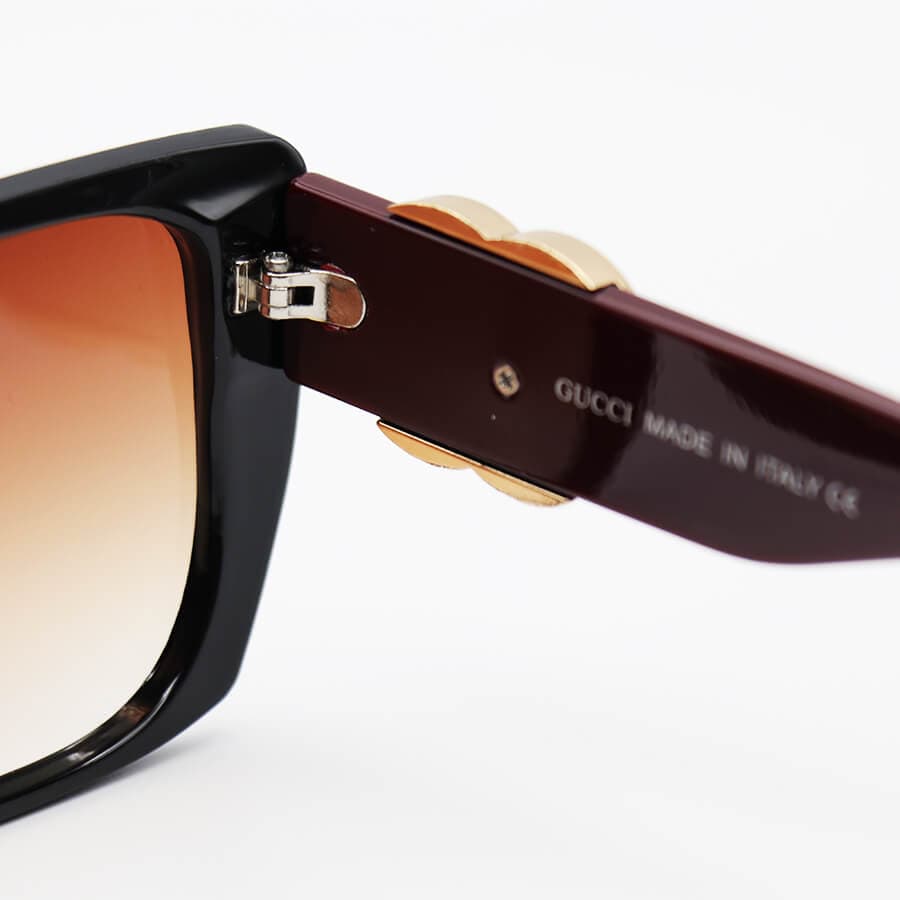 عینک آفتابی GUCCI با فریم مشکی رنگ، پروانه ای شکل، دسته زرشکی و لنز قهوه ای مدل M9055 — تصویر ۴