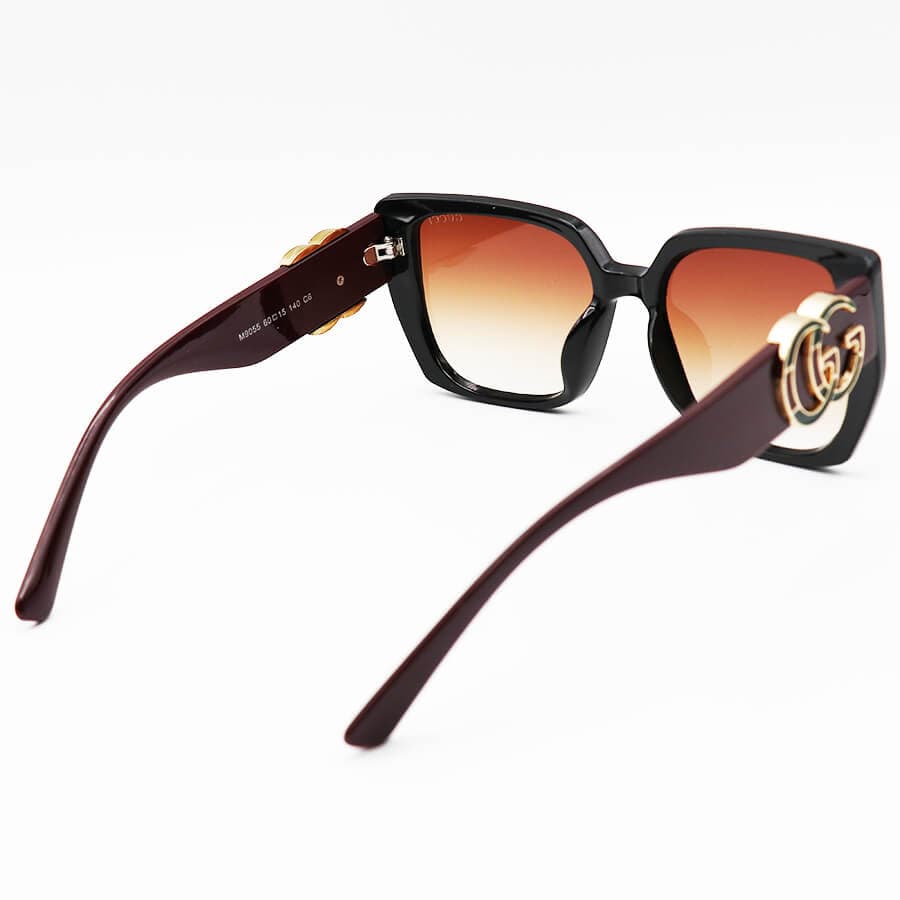 عینک آفتابی GUCCI با فریم مشکی رنگ، پروانه ای شکل، دسته زرشکی و لنز قهوه ای مدل M9055 — تصویر ۳