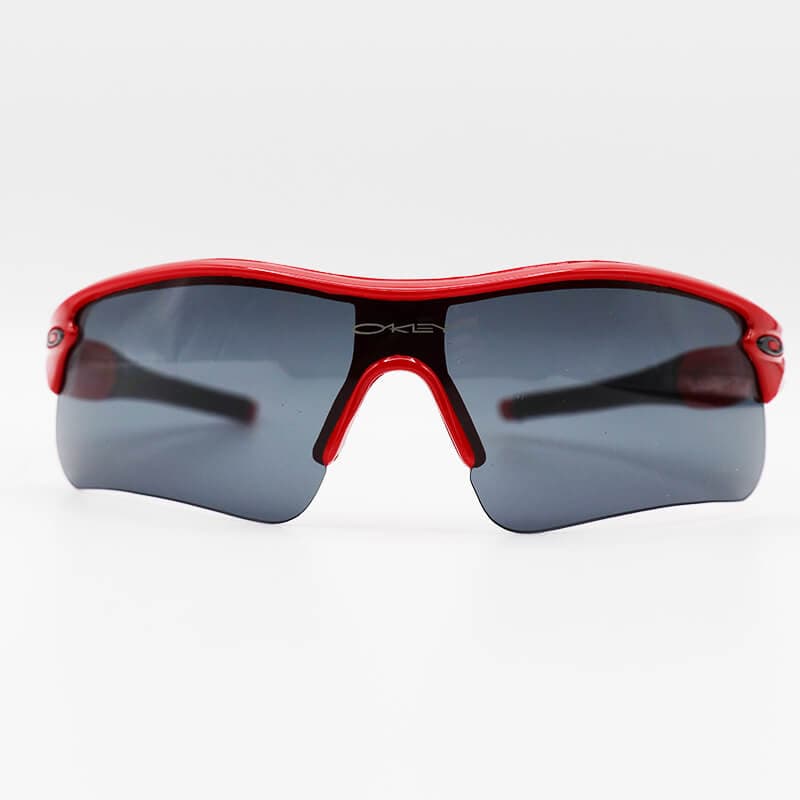 عینک ورزشی اوکلی OAKLEY نیم فریم و قرمز رنگ با عدسی دودی تیره مدل 9164 — تصویر ۳