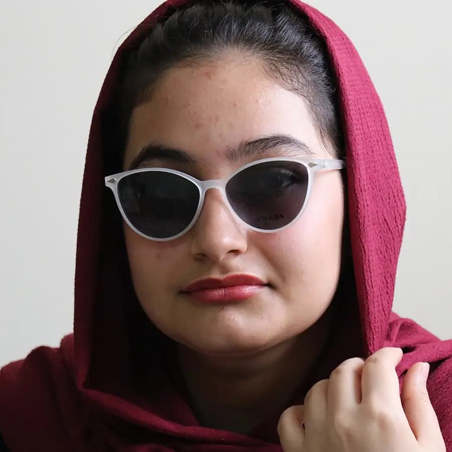 عینک طبی زنانه تک کاوره Prada با فریم رنگ سفید مات (یخی)، شکل چشم گربه‌ای و کاور دودی تیره و پلاریزه مدل 7705 — تصویر ۲