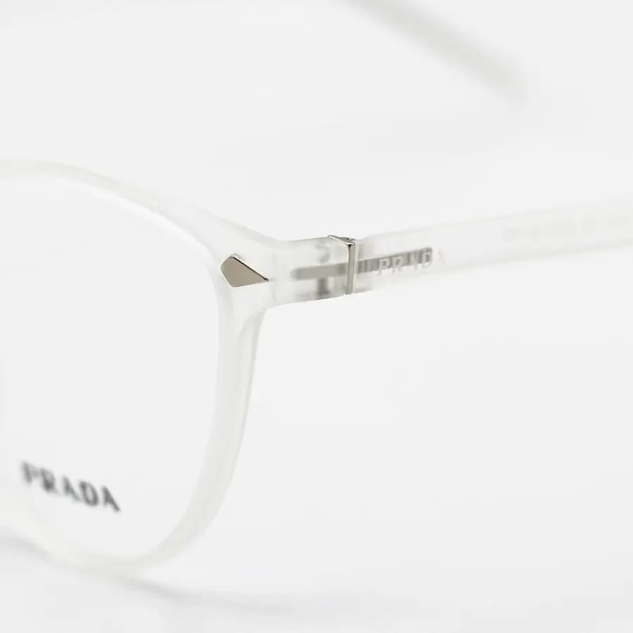 عینک طبی زنانه تک کاوره Prada با فریم رنگ سفید مات (یخی)، شکل چشم گربه‌ای و کاور دودی تیره و پلاریزه مدل 7705 — تصویر ۷