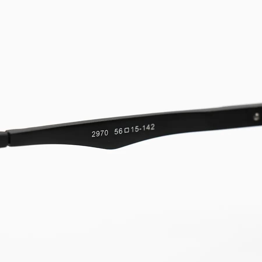 عینک آفتابی Ray-Ban با فریم مستطیلی شکل، مشکی رنگ، لنز پلاریزه و دودی تیره مدل P2970 — تصویر ۵