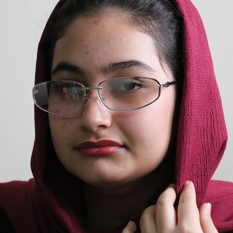 عینک آفتابی زنانه MIU MIU با فریم طلایی رنگ، شکل بیضی و لنز قهوه‌ای روشن مدل 22701 — تصویر ۲