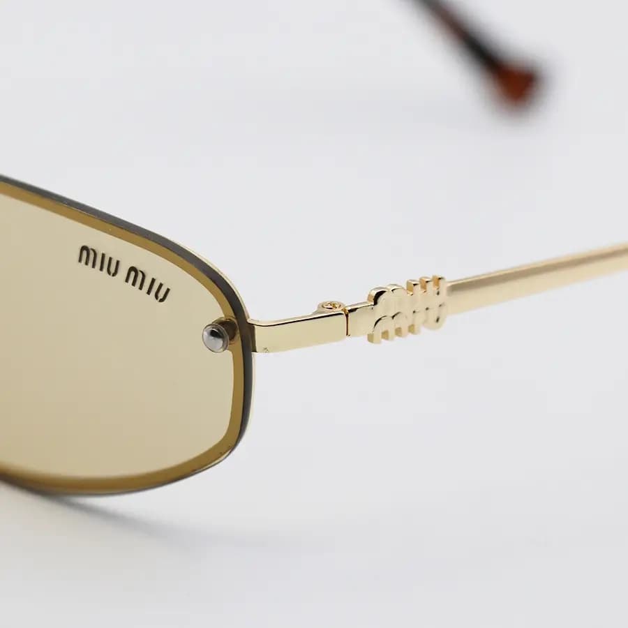 عینک آفتابی زنانه MIU MIU با فریم طلایی رنگ، شکل بیضی و لنز قهوه‌ای روشن مدل 22701 — تصویر ۶