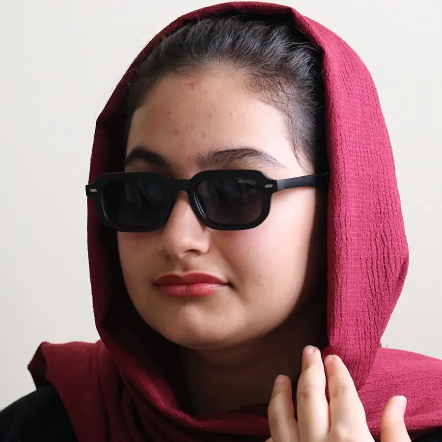عینک آفتابی Moscot با فریم مستطیلی شکل، رنگ مشکی مات و لنز بنفش تیره مدل SZ3206 — تصویر ۱۰