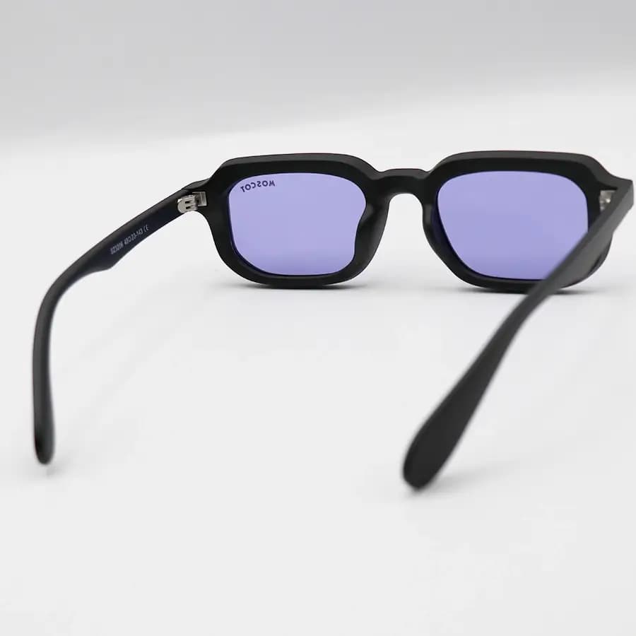 عینک آفتابی Moscot با فریم مستطیلی شکل، رنگ مشکی مات و لنز بنفش تیره مدل SZ3206 — تصویر ۴