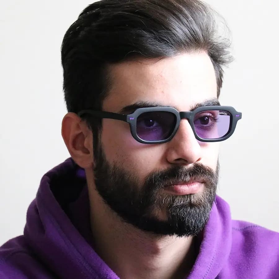 عینک آفتابی Moscot با فریم مستطیلی شکل، رنگ مشکی مات و لنز بنفش تیره مدل SZ3206 — تصویر ۲