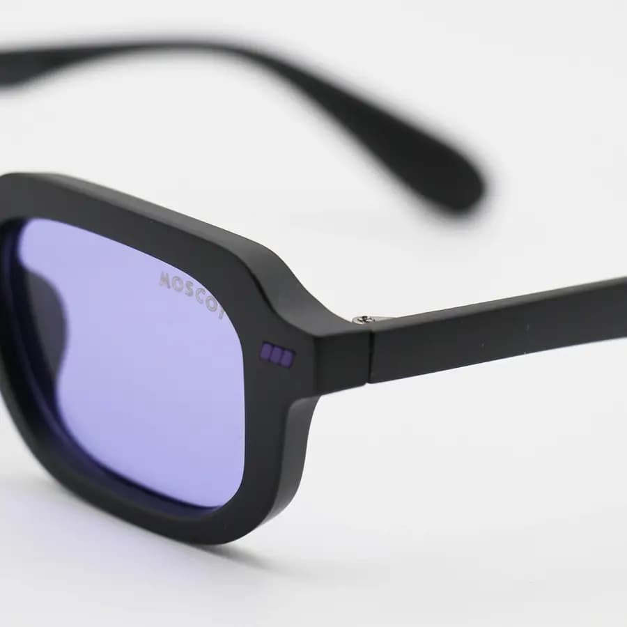 عینک آفتابی Moscot با فریم مستطیلی شکل، رنگ مشکی مات و لنز بنفش تیره مدل SZ3206 — تصویر ۶