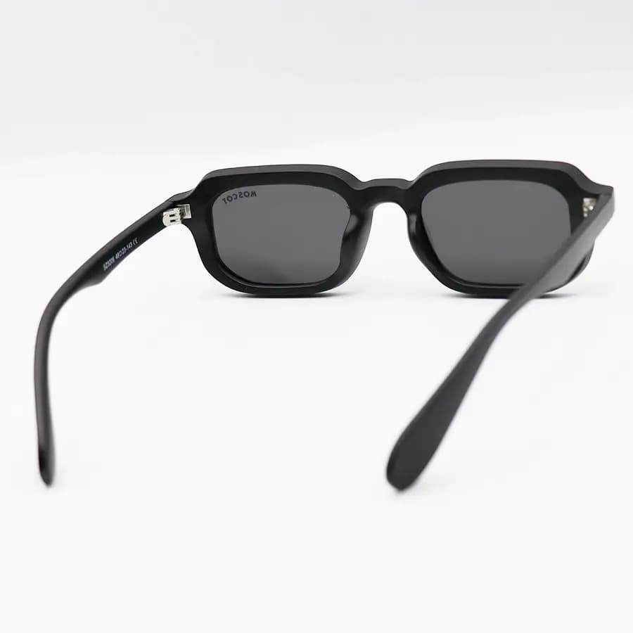 عینک آفتابی Moscot با فریم مستطیلی شکل، رنگ مشکی مات و لنز بنفش تیره مدل SZ3206 — تصویر ۱۲