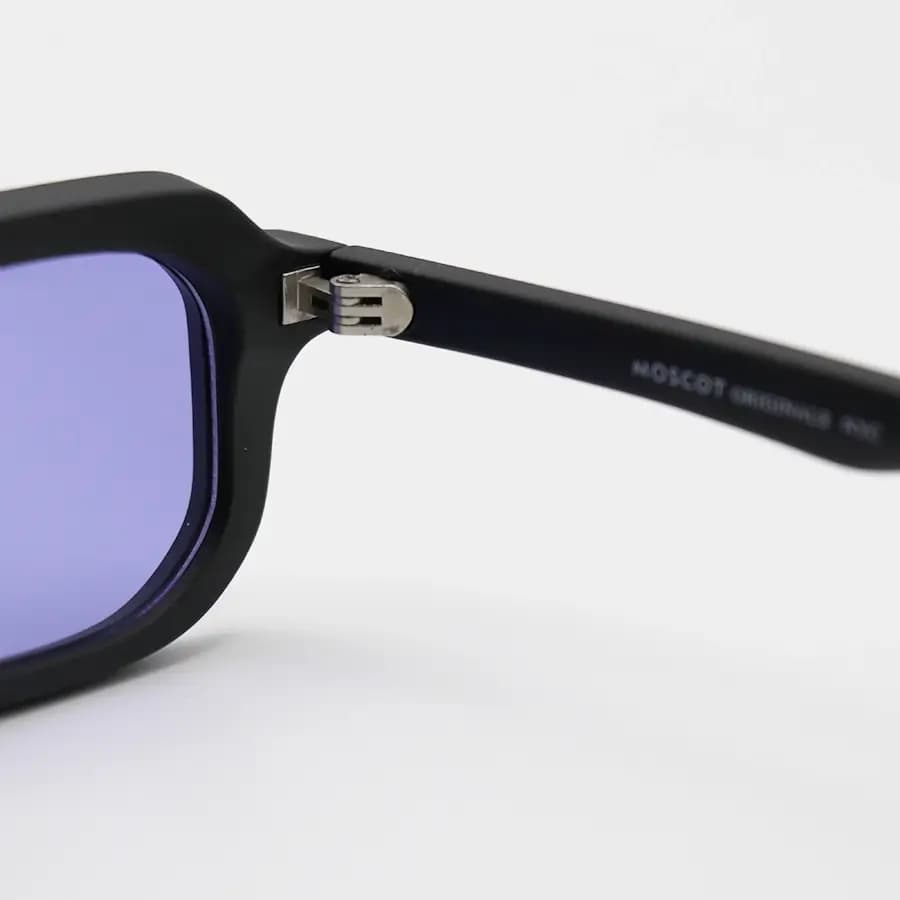 عینک آفتابی Moscot با فریم مستطیلی شکل، رنگ مشکی مات و لنز بنفش تیره مدل SZ3206 — تصویر ۵