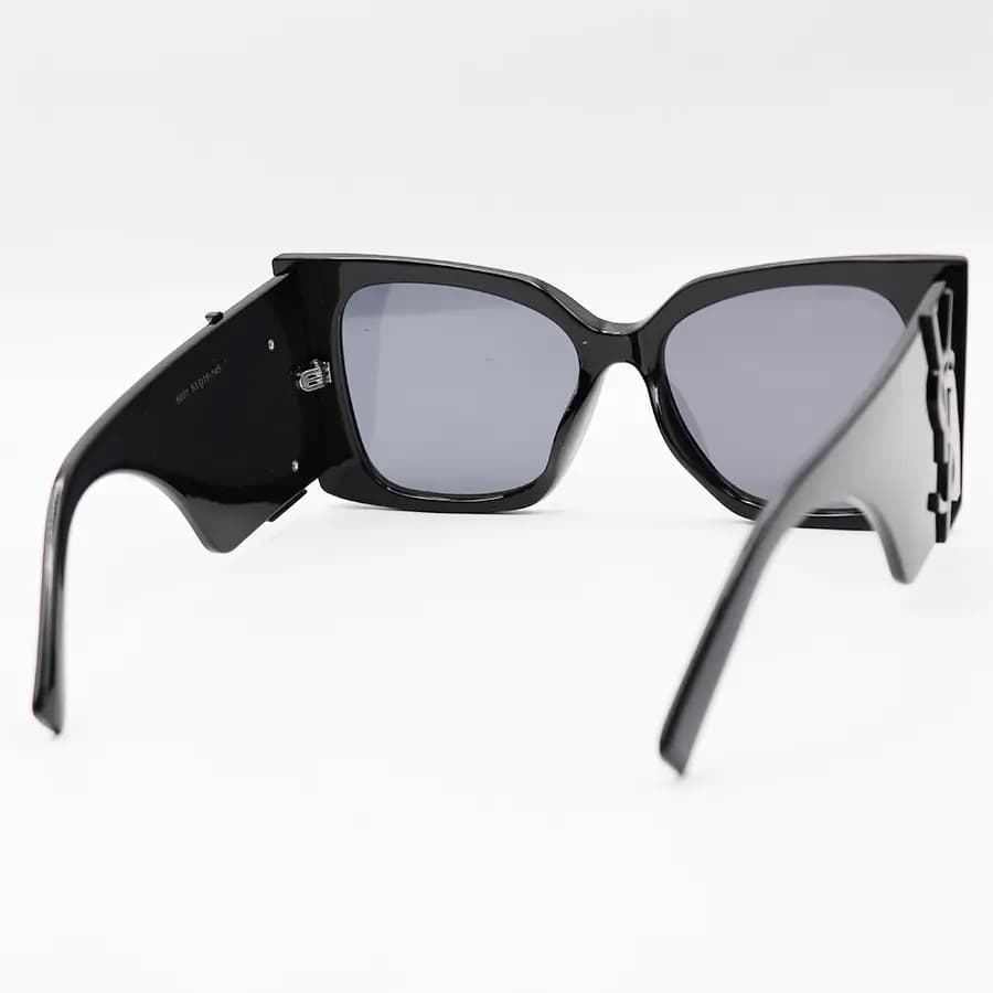 عینک آفتابی فانتزی YSL با فریم مشکی براق، شکل چشم گربهای، اور سایز و دسته پهن و لنز دودی تیره مدل 6001 — تصویر ۴