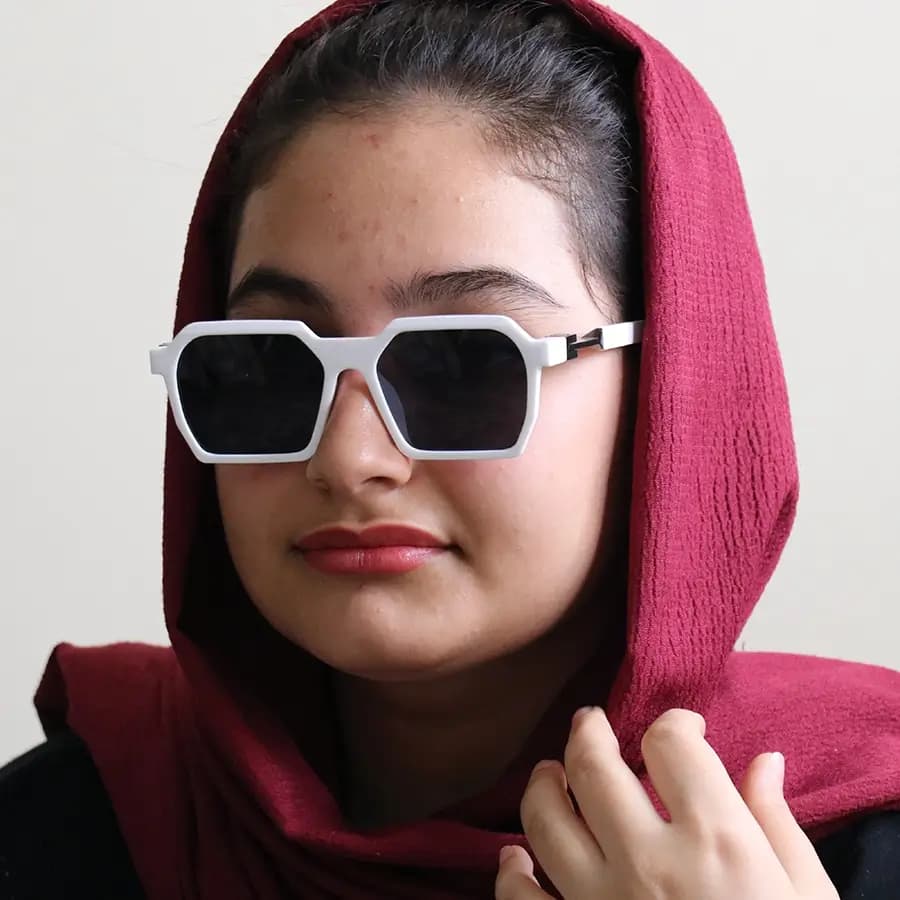 عینک آفتابی مارک جیکوبز با فریم رنگ سفید براق، شکل مربعی و لنز دودی تیره مدل 68891 — تصویر ۲