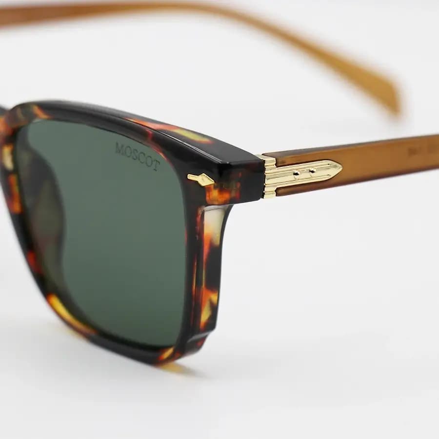 عینک آفتابی Moscot با فریم مربعی شکل، رنگ هاوانا براق، دسته قهوهای مات و عدسی سبز تیره مدل 6019 — تصویر ۶