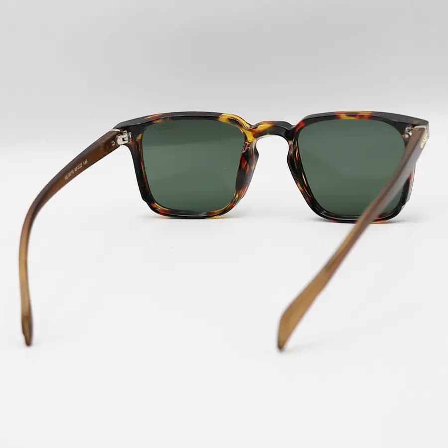 عینک آفتابی Moscot با فریم مربعی شکل، رنگ هاوانا براق، دسته قهوهای مات و عدسی سبز تیره مدل 6019 — تصویر ۴