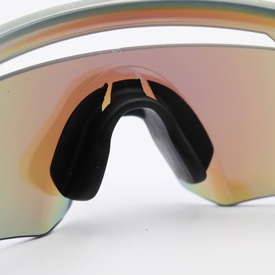عینک ورزشی OAKLEY با فریم و دسته آبی رنگ و لنز آینهای و آبی رنگ و Prizm مدل OA9920 — تصویر ۷