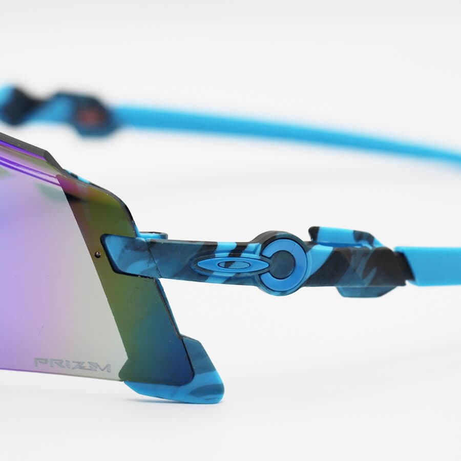 عینک ورزشی OAKLEY با فریم و دسته آبی رنگ و لنز آینهای و آبی رنگ و Prizm مدل OA9920 — تصویر ۶