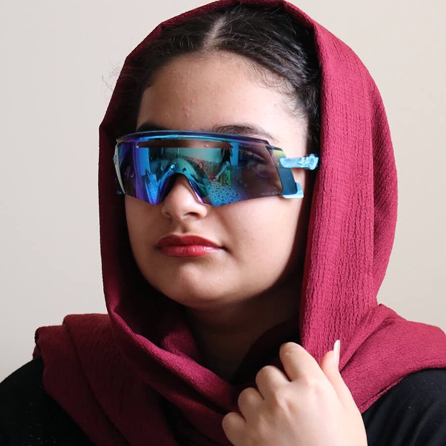 عینک ورزشی OAKLEY با فریم و دسته آبی رنگ و لنز آینهای و آبی رنگ و Prizm مدل OA9920 — تصویر ۲
