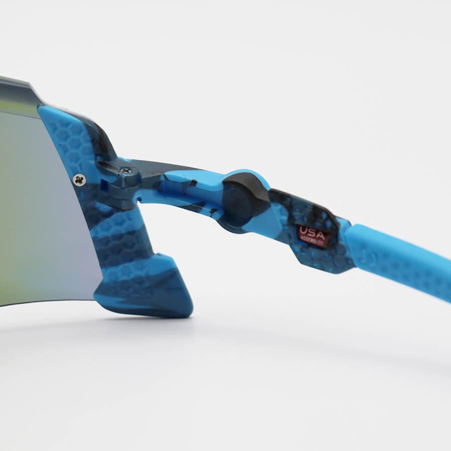 عینک ورزشی OAKLEY با فریم و دسته آبی رنگ و لنز آینهای و آبی رنگ و Prizm مدل OA9920 — تصویر ۵