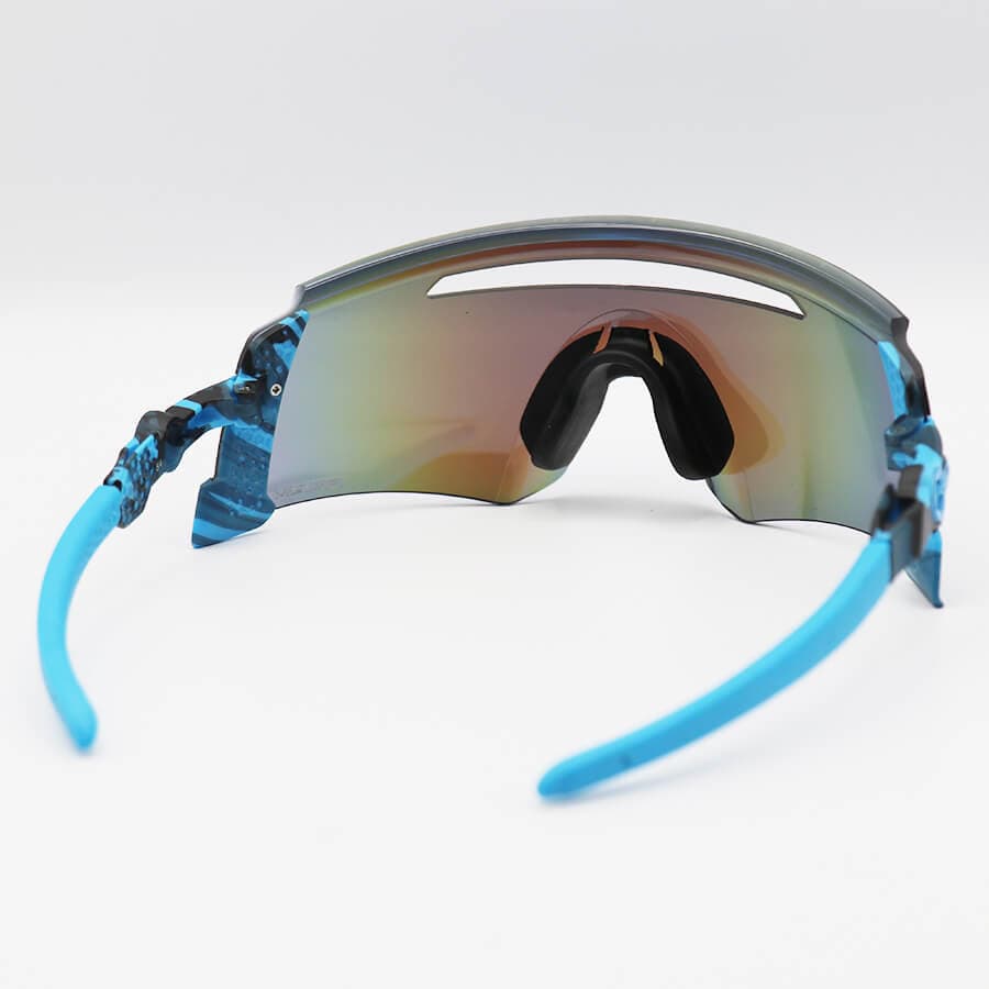 عینک ورزشی OAKLEY با فریم و دسته آبی رنگ و لنز آینهای و آبی رنگ و Prizm مدل OA9920 — تصویر ۴
