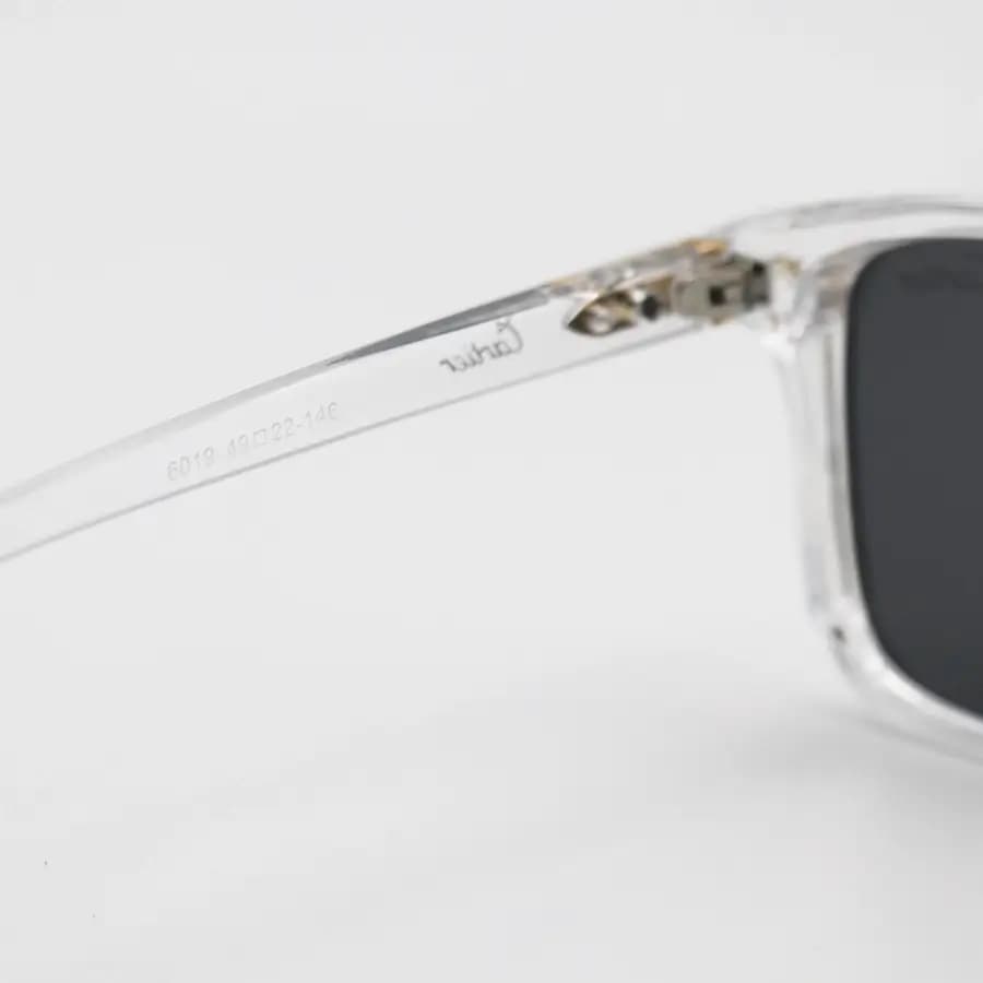 عینک آفتابی Cartier با فریم مربعی شکل، بی‌رنگ (شفاف) و لنز دودی تیره مدل 6019 — تصویر ۷